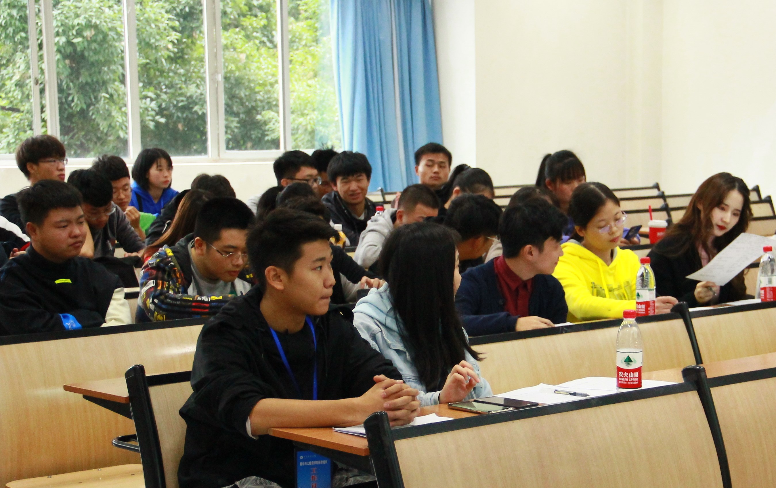 数学与大数据公司辩论赛半决赛顺利举行2.jpg