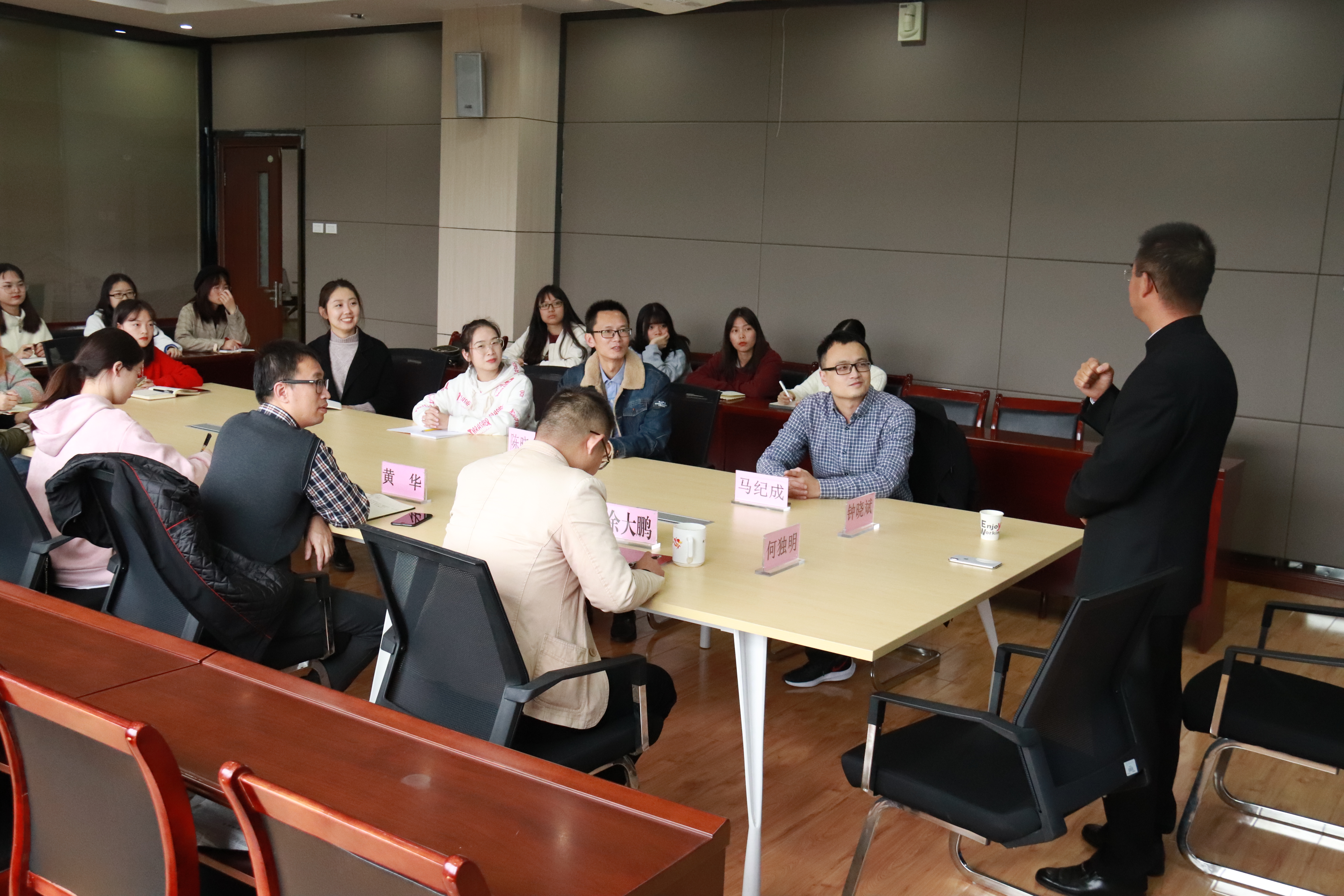 1574130013654079354.jpg 公司90级员工钟晓斌回校座谈会顺利举行2.jpg