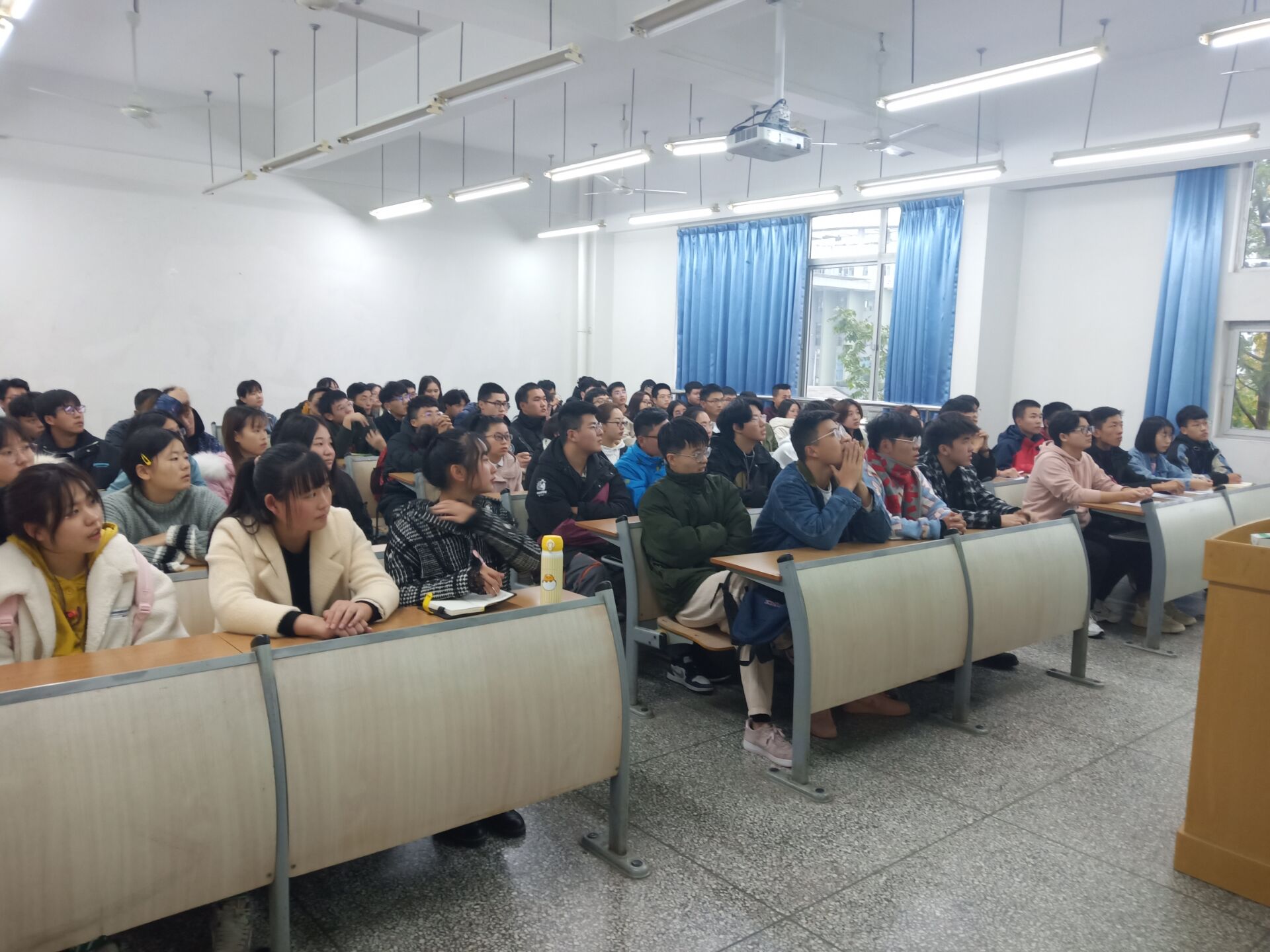 1574315703794060753.jpg 公司开展数学与应用数学(中外合作办学)专业主题班会2.jpg