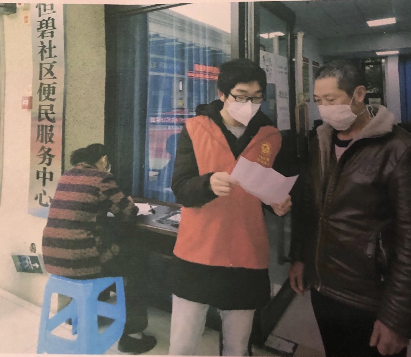 1588233929219005321.jpg 20200426青春战“疫”嵌入志愿行动3.jpg